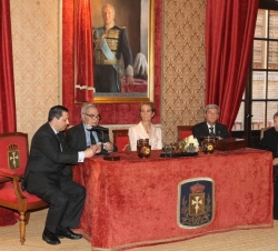 Doña Elena, en la mesa presidencial, con el teniente de hermano mayor, el fiscal y el secretario de la Real Maestranza de Caballería de Zaragoza.